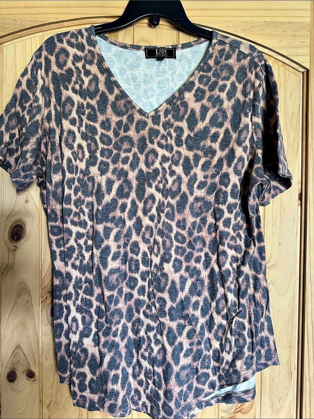 L&B LUCKY & BLESSED Leopard Print V-Neck Top Size Medium